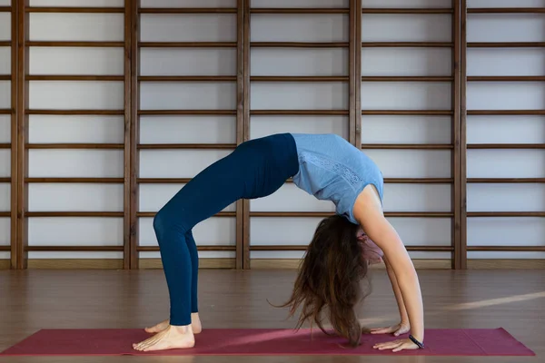 Foto Cantik Wanita Muda Berdiri Jembatan Latihan Sambil Berlatih Yoga — Stok Foto