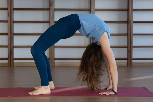 Hermosa Foto Joven Pie Ejercicio Del Puente Mientras Practica Yoga — Foto de Stock