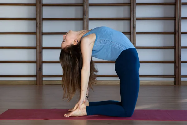 Hermosa Foto Joven Pie Ejercicio Del Puente Mientras Practica Yoga — Foto de Stock