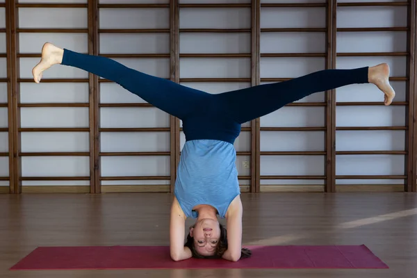 Foto Cantik Wanita Muda Berdiri Jembatan Latihan Sambil Berlatih Yoga — Stok Foto