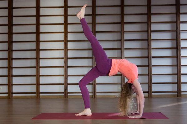 Foto Cantik Wanita Muda Berdiri Jembatan Latihan Sambil Berlatih Yoga — Stok Foto