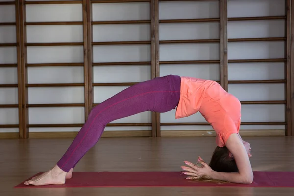 Hermosa Foto Joven Pie Ejercicio Del Puente Mientras Practica Yoga — Foto de Stock