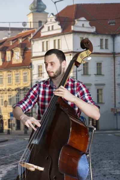 Kontrabas Spelare Spelar Kontrabas Bild Bakgrunden Staden Porträtt — Stockfoto