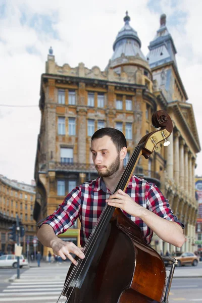 Doble Bajista Tocando Contrabajo Imagen Fondo Ciudad Retrato — Foto de Stock