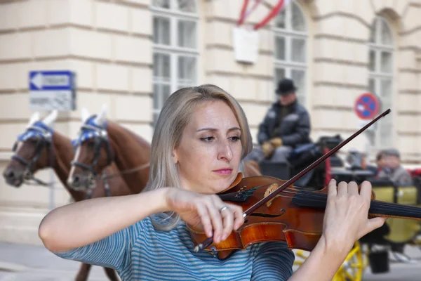 Krásná Blond Dívka Černých Šatech Červenými Rty Hraje Housle Closeup — Stock fotografie