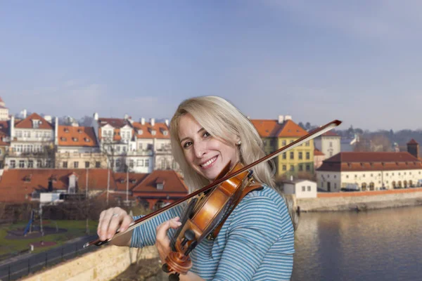 Vacker Blond Flicka Svart Klänning Med Röda Läppar Spelar Violin — Stockfoto