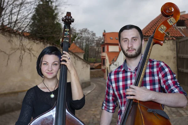 Musikerna Spelar Violin Och Kontrabas Begränsat Skärpedjup Bild Bakgrunden Staden — Stockfoto