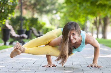 Güzel kadın parkta Yoga egzersizleri yapıyor. Portre