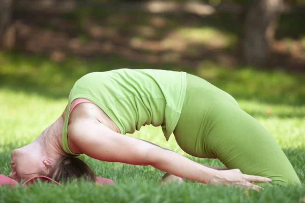 Hübsche Frau Macht Yoga Übungen Park — Stockfoto
