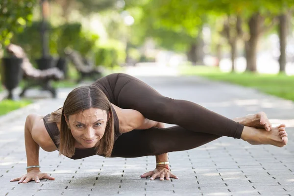 Hübsche Frau Macht Yoga Übungen Park — Stockfoto