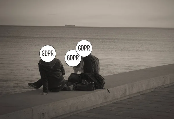 Gdpr Una Pareja Joven Con Perro Hablando Playa Sus Rostros — Foto de Stock