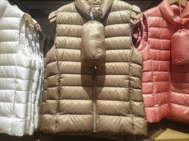 Ceketler store üzerinde aşağı yakın çekim raflar