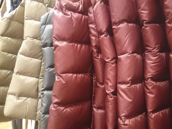 Ceketler store üzerinde aşağı yakın çekim raflar