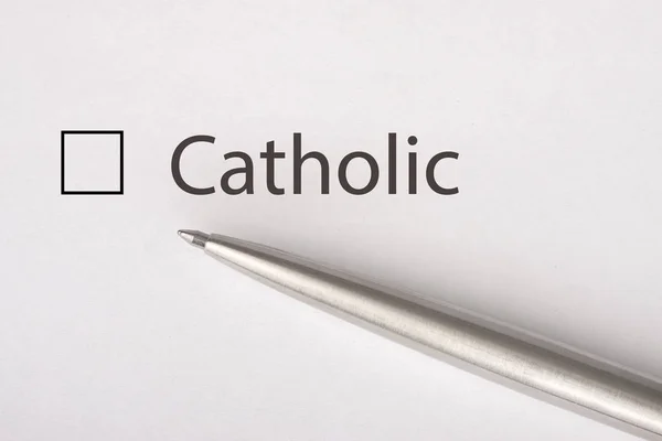 Catolic Metal Kalem Beyaz Kağıt Üzerinde Bir Kene Ile Onay — Stok fotoğraf