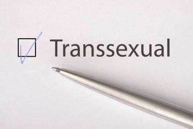 Transeksüel - checkbox metal kalem ile beyaz kağıt üzerinde bir onay işareti ile. Denetim listesi kavramı. Yakın çekim