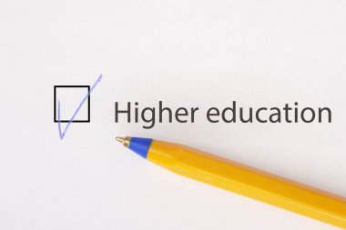 Yükseköğretim - checkbox sarı kalemi kağıdına beyaz bir kene ile. Denetim listesi kavramı. Yakın çekim