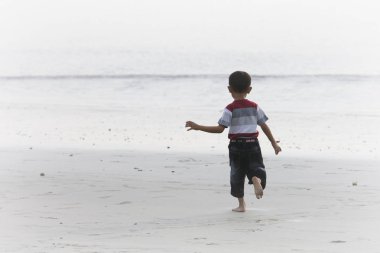 küçük çocuk ayakta görünümlü arka deniz portre