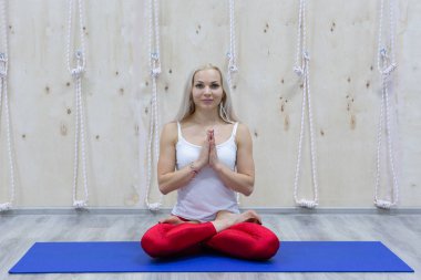Padmasana içinde oturan genç çekici kadın pratik yoga egzersiz portre