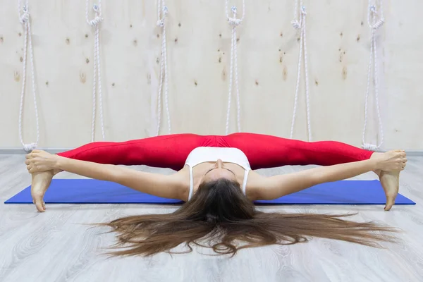 Hermosa Joven Practica Yoga Asana Samakonasana Postura Ángulo Recto Estudio — Foto de Stock