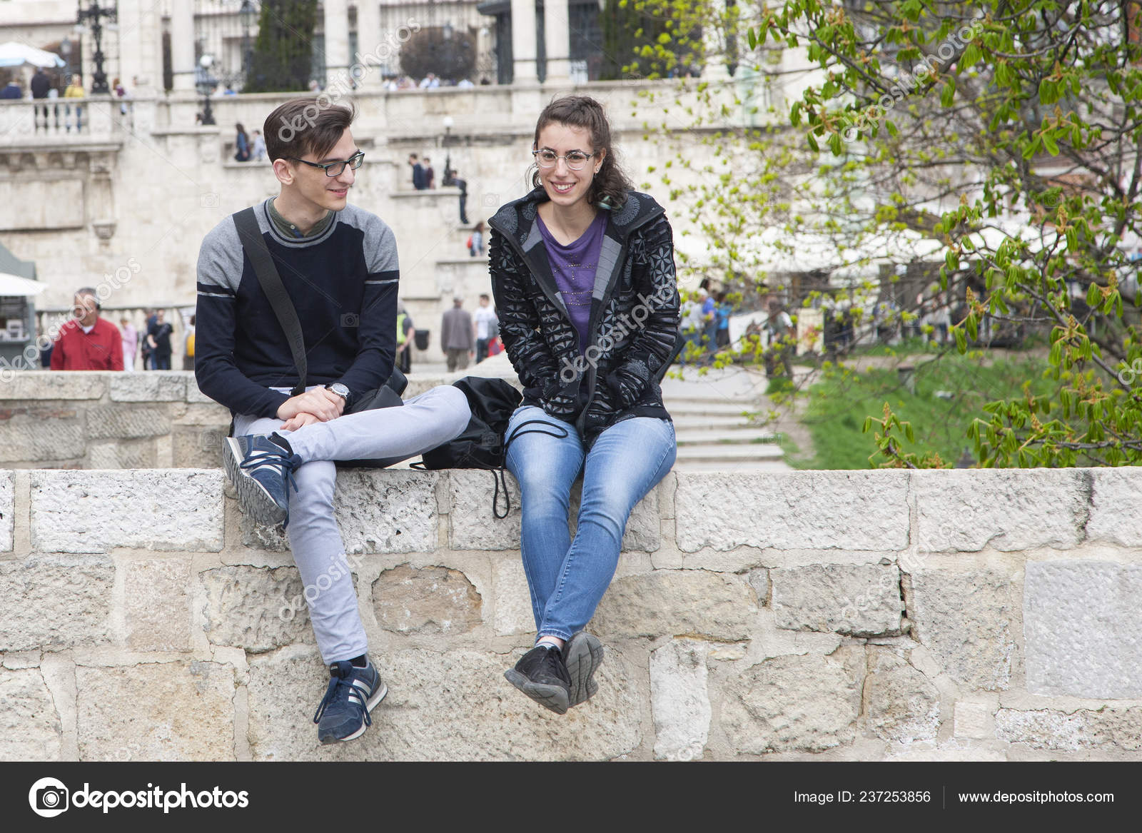 Budapest Hungary April 2018 Two Young People Sitting Benches Park