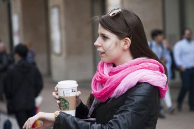 Budapest, Macaristan - 5 Nisan 2018: Şehir sokak ve paket servisi olan restoran tür elinde kahve aracılığıyla gezinme gülümseyen Avrupa kadın portresi