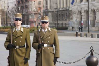 Budapest, Macaristan - 6 Nisan 2018: Macar onur bekçi çekilen Macar bayrağı parlamento tür yakın çevresinde yürüyüş, Üyeler