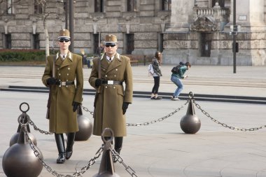 Budapest, Macaristan - 6 Nisan 2018: Macar onur bekçi çekilen Macar bayrağı parlamento tür yakın çevresinde yürüyüş, Üyeler