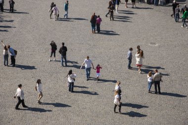 Roma, İtalya, 9 Ekim 2011: Meydanı'na kadar yürüyen turist. Üstten görünüm. Tür
