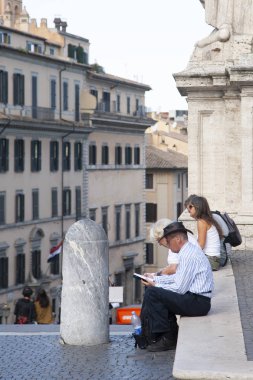 Roma, İtalya, 14 Ekim 2011: Turist sit Katolik bir tapınak tür adımlar üzerinde