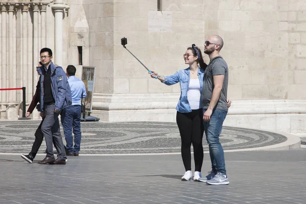 Budapest Ungheria Aprile 2018 Coppia Che Selfie Con Telefono Facce — Foto Stock