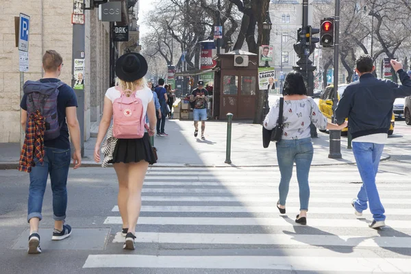 Будапешт Венгрия Апреля 2018 Года Люди Улицах Города Пешеходный Переход — стоковое фото
