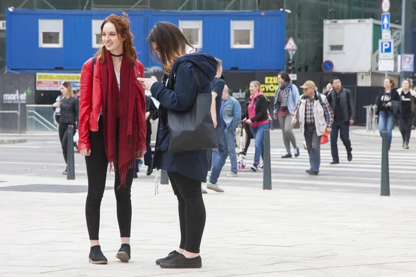 Budapest Ungheria Aprile 2018 Due Belle Ragazze Che Camminano Strada — Foto Stock