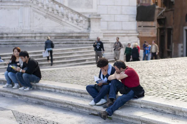 Рим Италия Октября 2011 Туристы Сидят Ступенях Католического Храма Жанр — стоковое фото