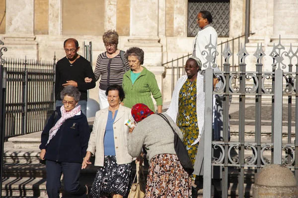 Roma Ottobre 2011 Donna Anziana Che Chiede Elemosina All Ingresso — Foto Stock