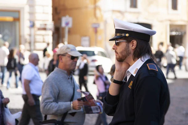 Рим Италия Октября 2011 Года Милиционер Помогает Туристическому Жанру — стоковое фото
