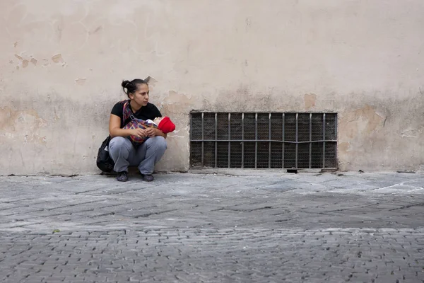 Рим Італія Жовтня 2011 Безпритульна Жінка Дитиною Просить Милостиню Жанр — стокове фото