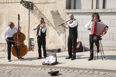 Müzik aletleri turistler için Prag tür sokakta oynarken müzisyenler Prag, Çek Cumhuriyeti - 19 Nisan 2011: Quartet