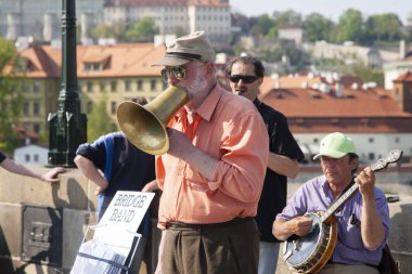 Müzik aletleri turistler için Prag tür sokakta oynarken müzisyenler Prag, Çek Cumhuriyeti - 19 Nisan 2011: Quartet