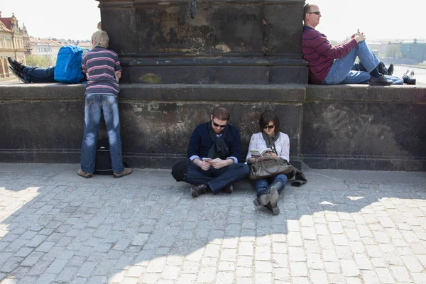 Острава Чехия Апреля 2011 Люди Отдыхают Над Мостом Жанр — стоковое фото