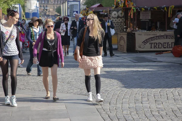 Praga República Checa Abril 2011 Três Jovens Mulheres Elegantes Estão — Fotografia de Stock