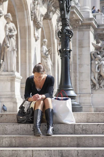 Paris France April 2011 Attractive Young Business Woman Using Smartphone — стокове фото