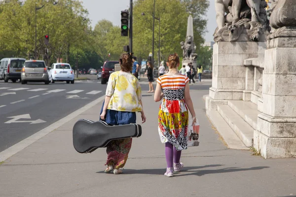 Париж Франция Апреля 2011 Pretty Female Musicians Walking Genre — стоковое фото