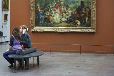 Paris, Fransa - 12 Nisan 2011: İnsanlar, Louvre Musée du Louvre tür
