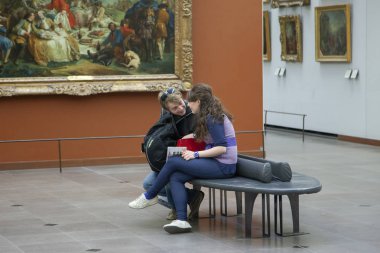 Paris, Fransa - 12 Nisan 2011: İnsanlar, Louvre Musée du Louvre tür