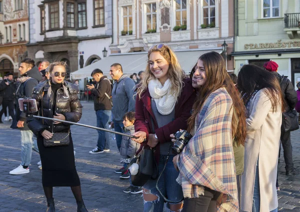 Прага Чехия Марта 2017 Года Автопортрет Веселых Красивых Девушек Снимающих — стоковое фото