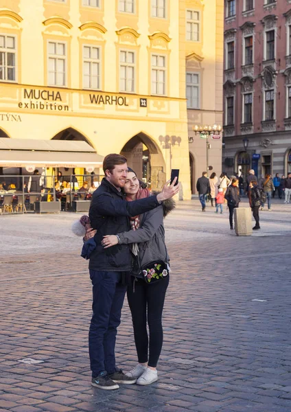 Прага Чехія Березня 2017 Щасливі Молода Пара Любов Приймає Selfie — стокове фото