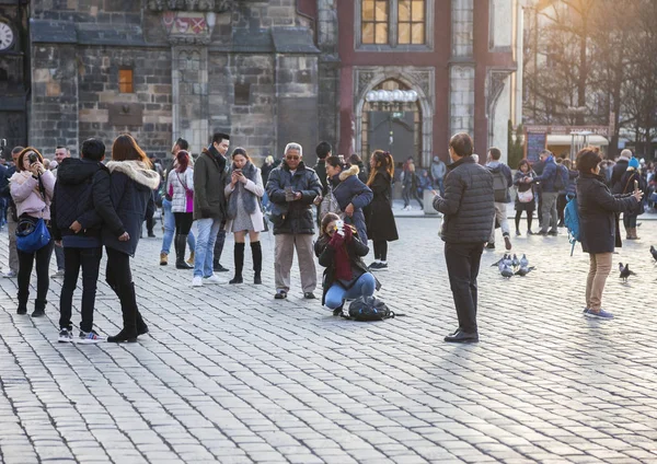 Прага Чехия Марта 2017 Года Туристы Фотографируют Знаменитые Средневековые Астрономические — стоковое фото