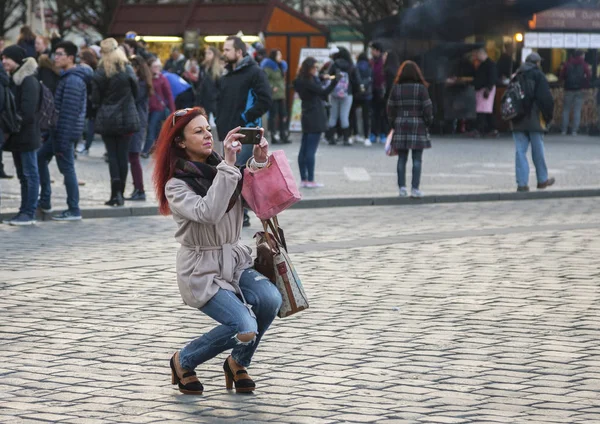 Прага Чехия Марта 2017 Года Туристы Фотографируют Знаменитые Средневековые Астрономические — стоковое фото