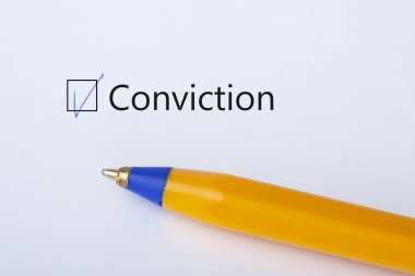 Mahkumiyet - checkbox sarı kalemi kağıdına beyaz bir kene ile. Denetim listesi kavramı. Yakın çekim