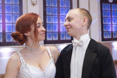 Abiye ve klasik stili portre zarif şekilde poz elbise ceket genç iyi görünümlü çift